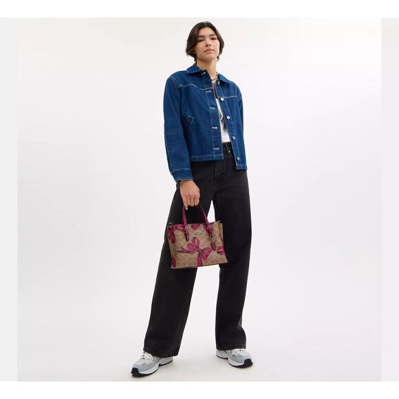 🎁 Mollie Tote Bag 25 In Signature Canvas With Bow Print - Picture 5 of 9